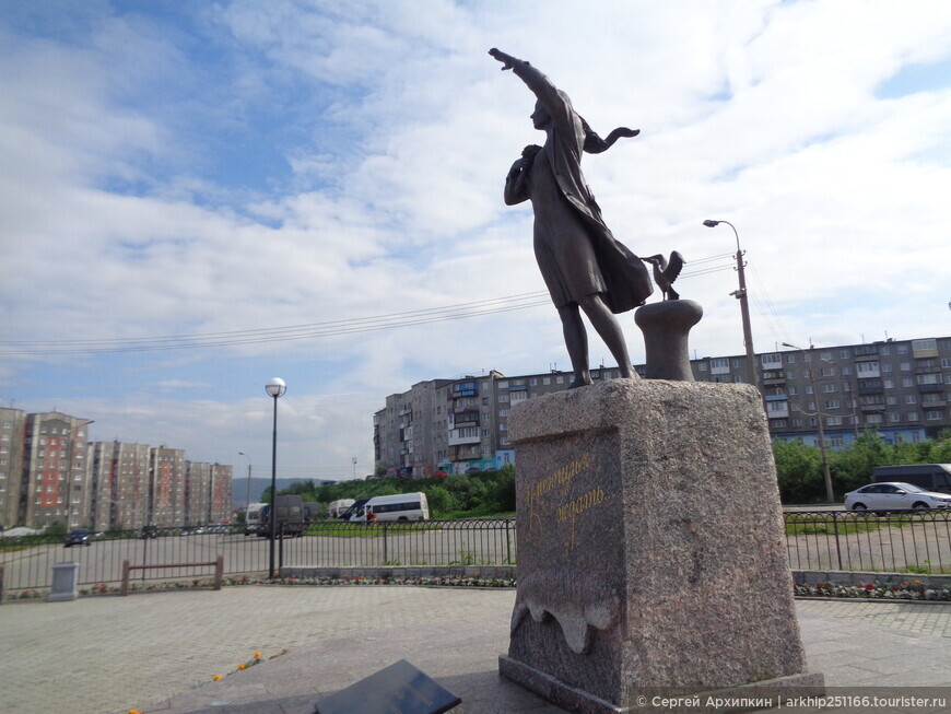 Памятник женам морякам «Ждущая» в Мурманске