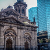 на экскурсии по Сантьяго мы не можем позволить себе пропустить Кафедральный Собор Метрополитана, у подивиться как стеклянные панели напротив вписались в арзитектурный ансамбль вокруг самой главной площади столицы - Пласа Де Армас