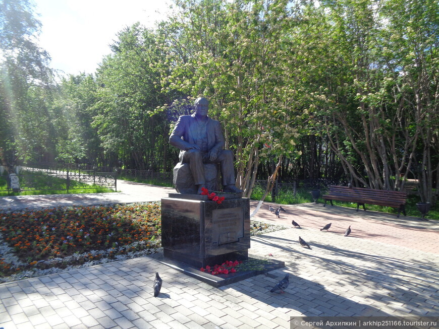 Памятник писателю Валентину Пикулю в Мурманске
