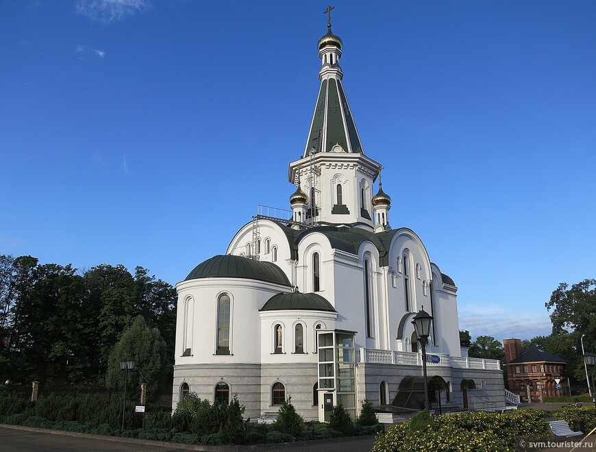 Храм Александра Невского является вторым по величине в области и может вмещать до 900 прихожан.