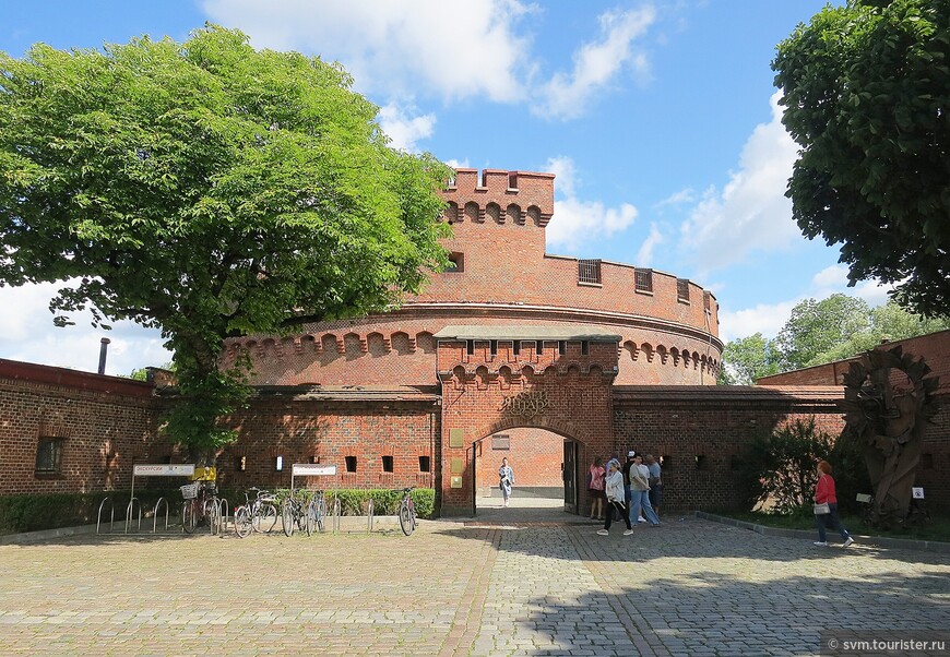 Башня была названа в честь генерал-фельдмаршала графа Фридриха Карла  Дона-Шлобиттена,участника войны против Наполеона в составе русско-германского легиона.