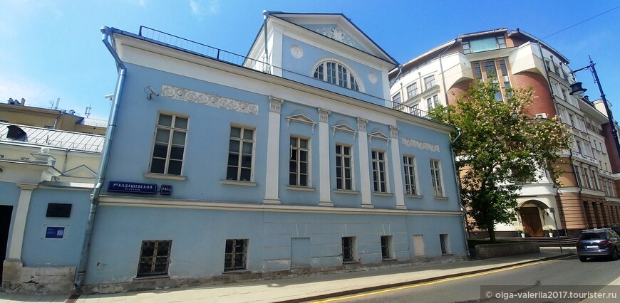  1-й Кадашевский переулок. Семиэтажный дом современной постройки подавляет старую усадьбу XVIII—XIX веков 
