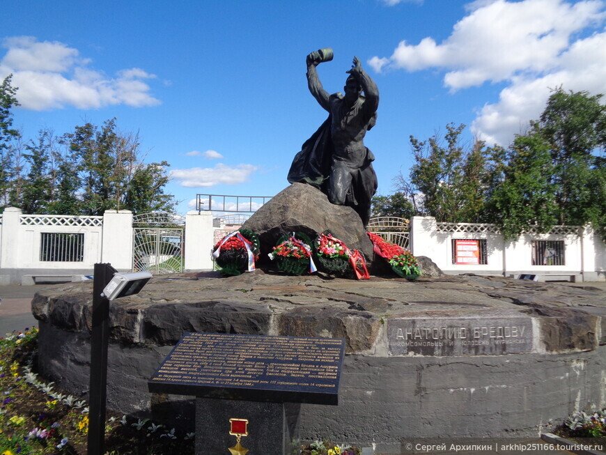 Памятник герою Советского Союза А.Ф.Бредову в Мурманске