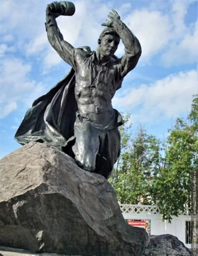 Памятник герою Советского Союза А.Ф.Бредову в Мурманске
