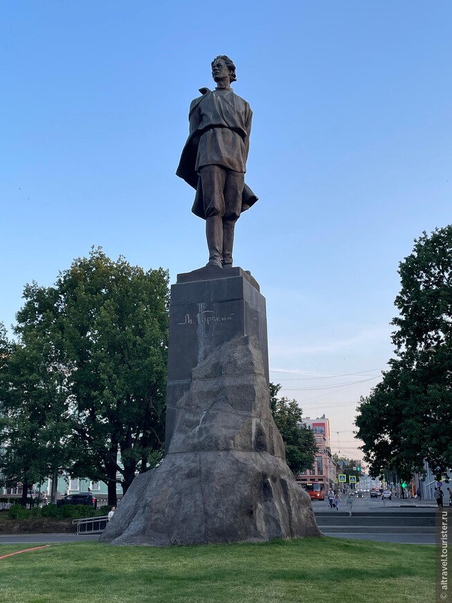 Памятник Горькому по проекту (1939 года) Веры Мухиной. Установлен в 1952 году.