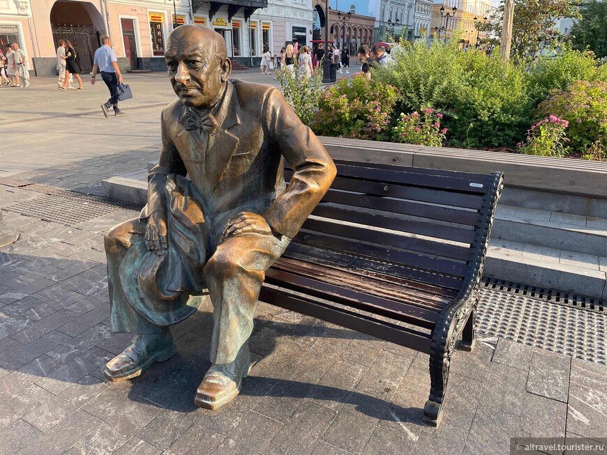 Статуя сидящего Е.Евстигнеева, уроженца Нижнего, рядом с театром.