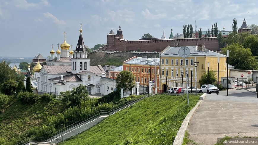 Церковь Ильи Пророка на фоне кремля.