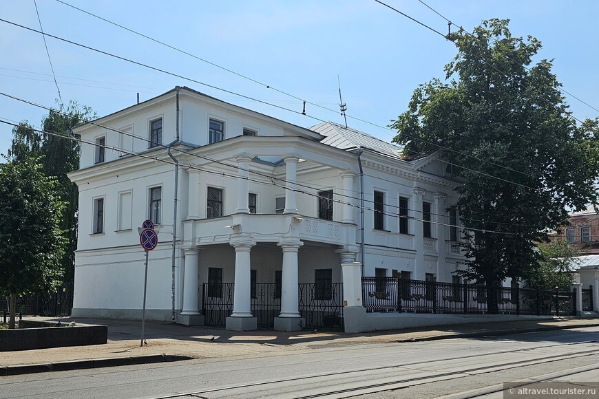 Дом купцов Беспаловых (№56). 1848. Здесь интересен балкон с мощными колоннами, пристроенный в 1904 г.