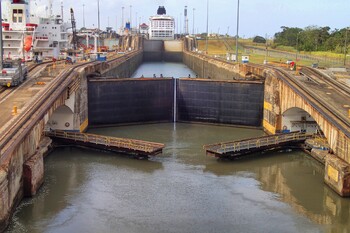 В Панамском канале образовалась пробка из 200 севших на мель судов 