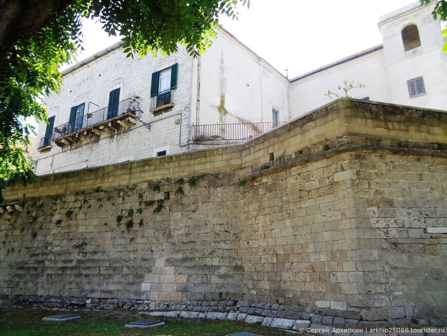 Крепостная стена Бари 12 века, по которой можно прогуляться