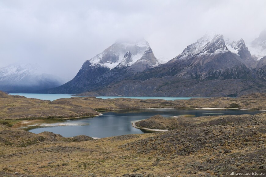 Вид на Голубые рога с мирадора Норденшельда утром. Вершины гор закрыты тучами.