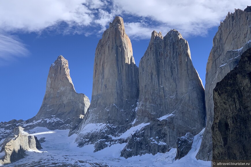 Слева направо: южная (2850 м), центральная (2800 м) и северная (2600) башни. Иногда южный пик называют башней Агостини, а северный - башней Монзино, в честь итальянских альпинистов, покоривших все три пика в 1957 г.