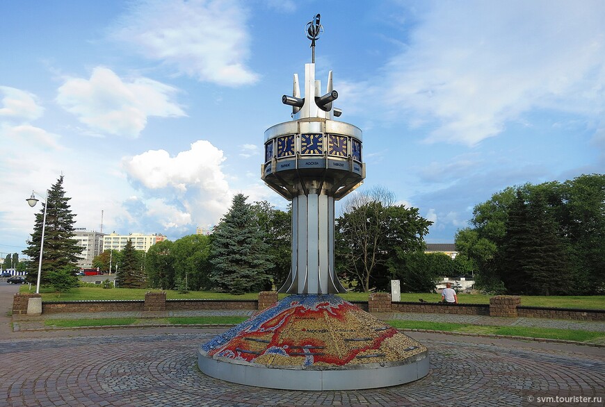 Основание колонны украшает мозаичная карта,на которой,в свою очередь,укреплены таблички с названием городов и расстоянием до столицы Янтарного края.