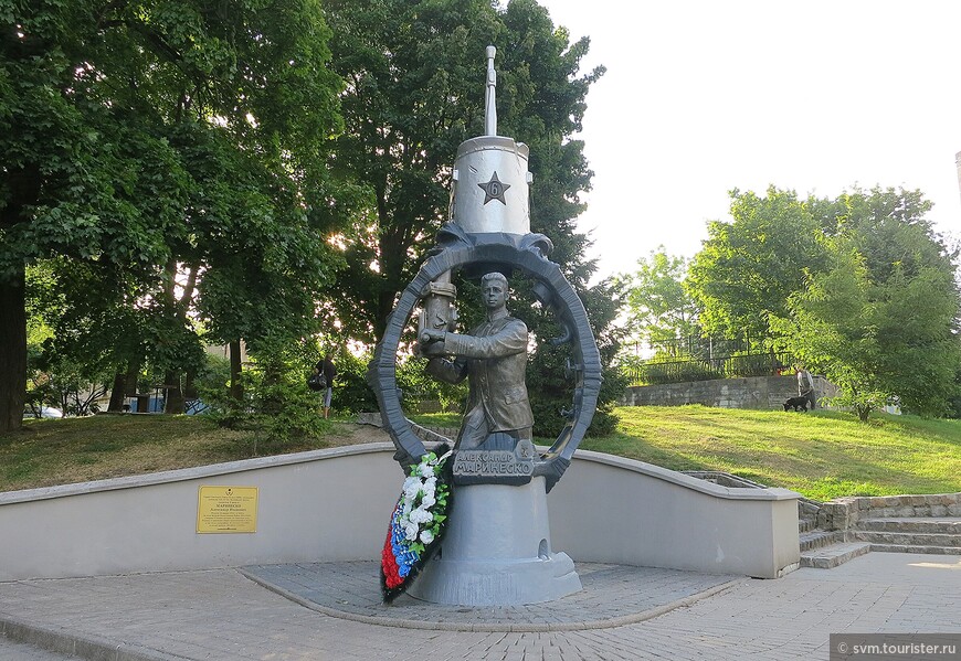 Памятник Герою СССР капитану 3-го ранга А.Маринеско,расположенный на одноименной набережной.Был установлен в 2001 году и представляет собой разрез подводной лодки,внутри которой изображен Ас торпедных атак,потопивший 4 транспорта общим водоизмещением 42537 тонн.