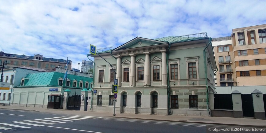Усадьба  в стиле ампир  купчихи Надежды Лобановой (1823—1824 г). В настоящее время Посольство Аргентинской Республики в Российской Федерации.