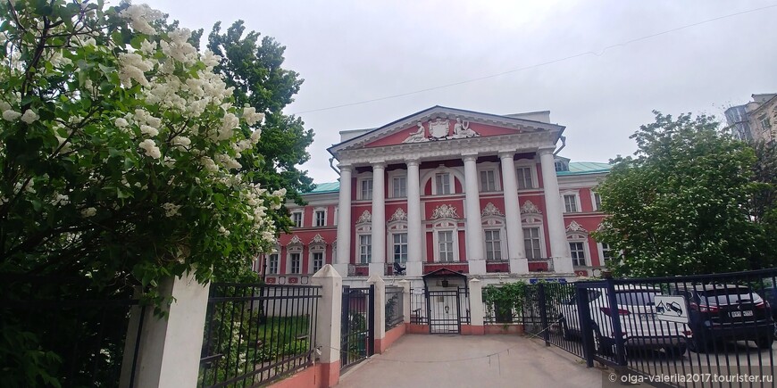 Городская усадьба XVII–XVIII веков.  В главном доме бывшей усадьбы XVIII века расположен Международный фонд славянской письменности и культуры, образованный в 1989 году.