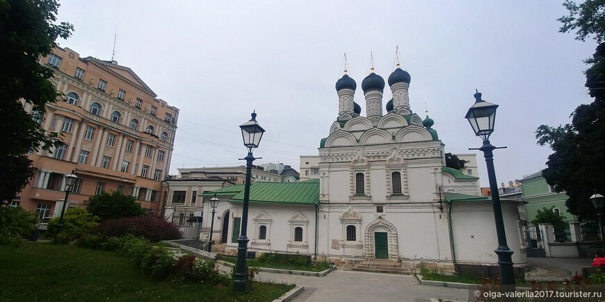 Церковь Михаила и Федора Черниговских и Доходный дом И. Ф. Нейштадт в Черниговском переулке.