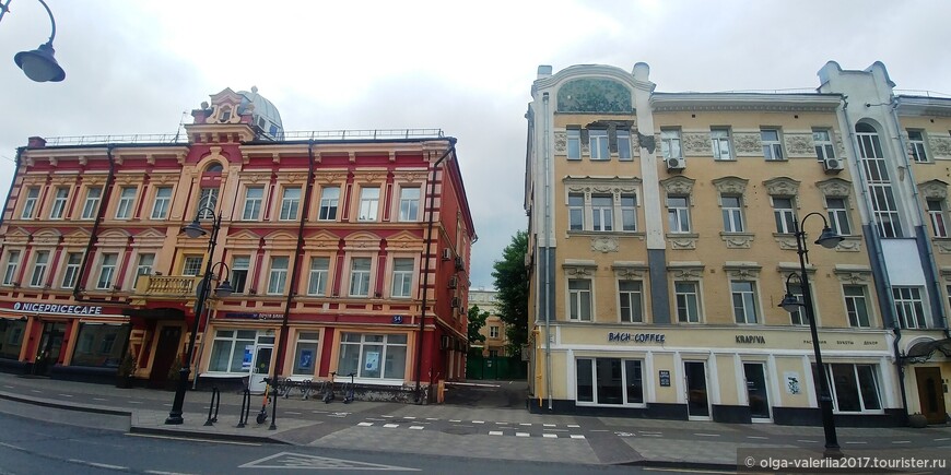  Особняк, построенный в 1885 году архитектором Дмитрием Певницким и  дом в стиле модерн с сине-зелёным майоликовым фронтоном. Здание построено в 1912—1914 годах архитектором Семёном Сурковым.