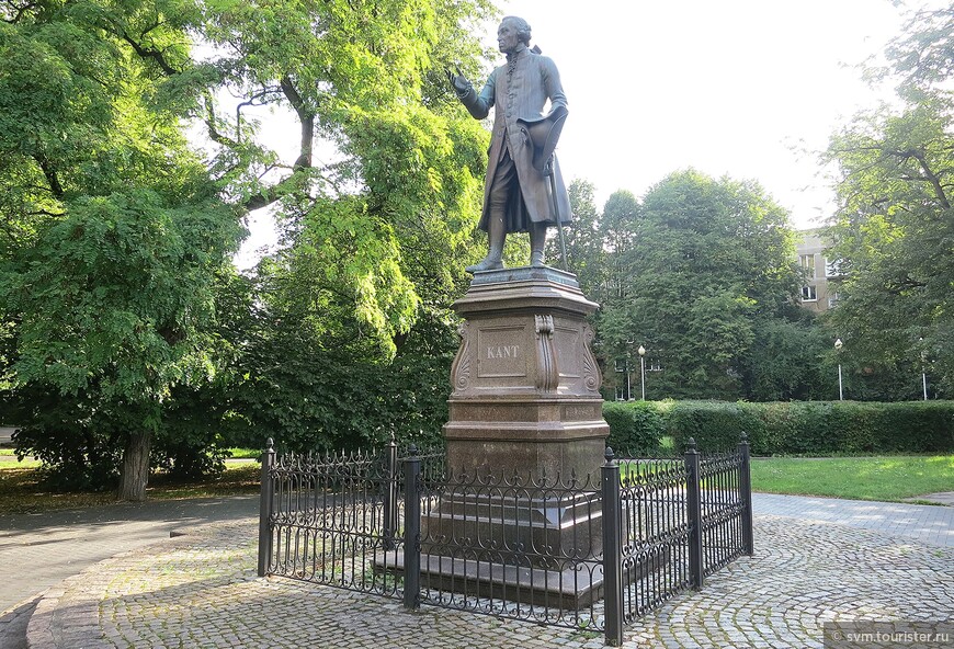 Изначально памятник философу был создан в 1857 году,но во время войны памятник исчез,а в 1992 году был воссоздан по оригиналу немецким скульптором Х.Хааке.Сейчас памятник стоит рядом с тем местом,где стоял бронзовый И.Кант с 1884 года и до потери.