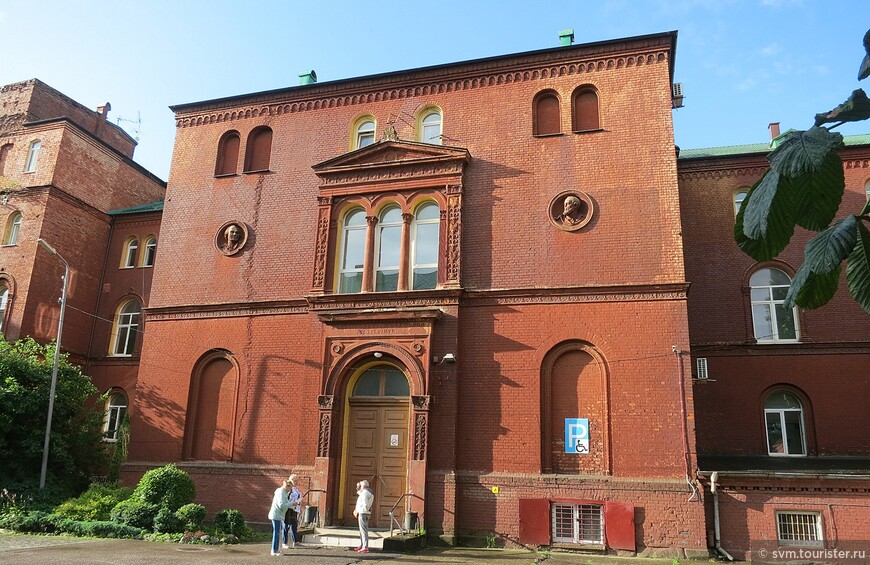 Центральная часть здания бывшего лечебного корпуса Медицинской клиники университета.Фасад здания,построенного в 1860-64 годах украшены медальонами  известных немецких врачей:И.Ф.Диффенбаха (справа) и  А.Г.Рихтера.