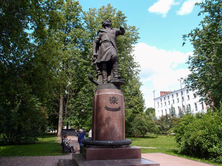 Памятник Петру Великому в Измайлово (1998, скульптор Л.Е. Кербель)