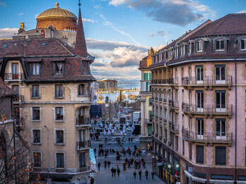 Отель в Женеве предлагает гостям путешествие по Швейцарии на автомобиле Tesla