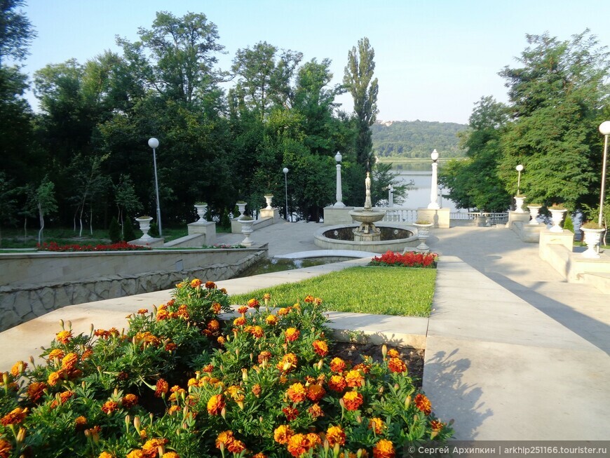 Красивый парк Валя Морилор в центре Кишинева