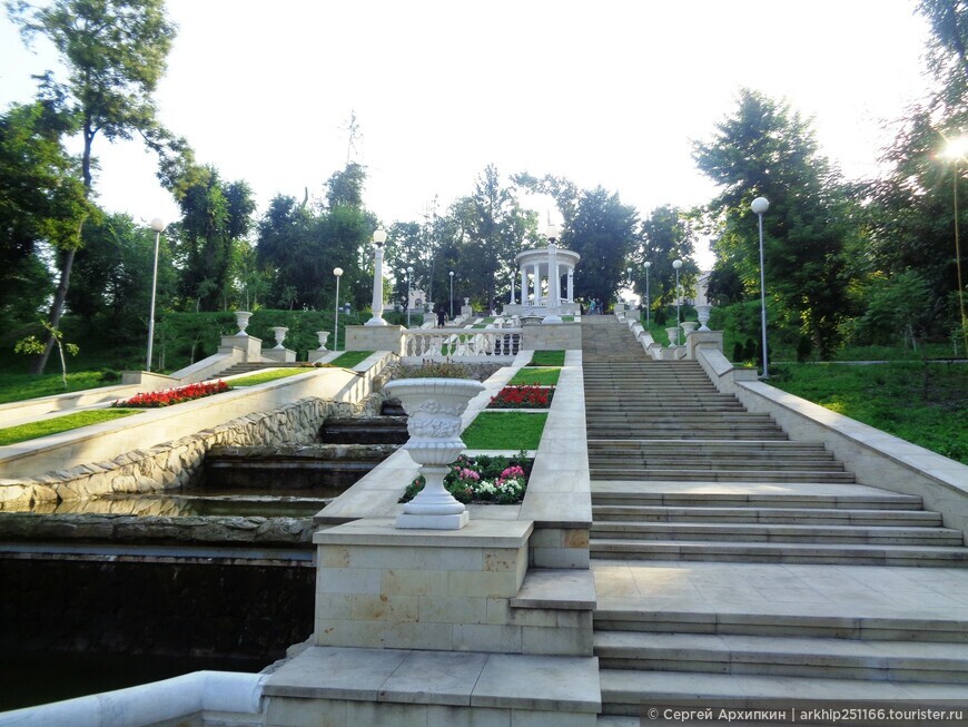 Красивый парк Валя Морилор в центре Кишинева