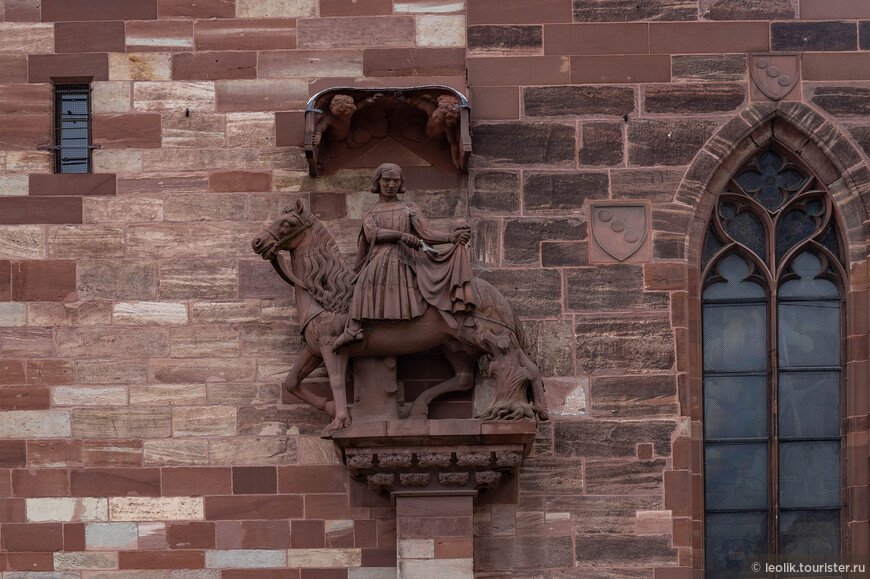 Скульптурное изображение святого Мартина, отрезающего половину своего плаща, чтобы отдать его нищему (как и скульптура св. Георгия, это копия; оригинал датируется 1340 годом и находится в музее Klingental)