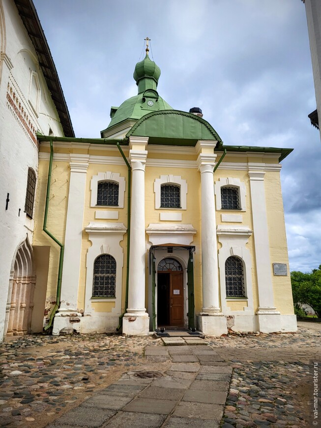 Церковь Кирилла. Сооружена в 1780-х годах на месте церкви XVI века.
Это основной действующий храм в монастыре, в котором пребывают мощи преподобного Кирилла Белозерского — главная церковная святыня обители.
