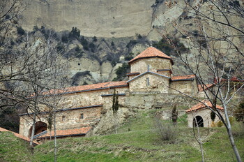 В Грузии скала обрушилась на средневековый монастырь