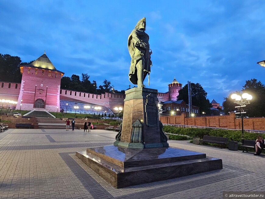Памятник Петру I (2014) на Нижне-Волжской набережной на фоне Зачатьевской башни кремля.