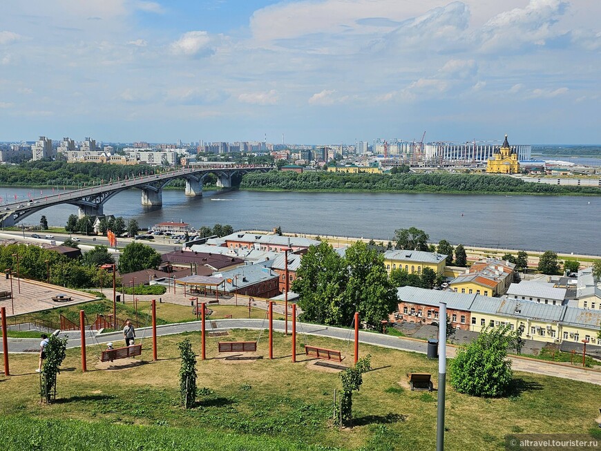 Виды с набережной Федоровского на Канавинский мост через Оку.