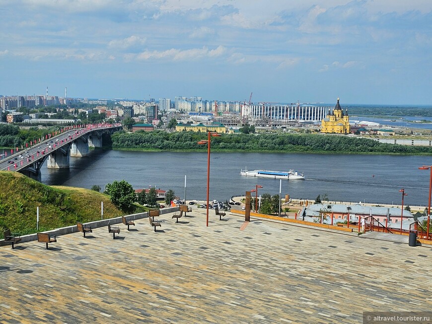 С набережной Федоровского хорошо также видно Стрелку - низкий левый берег Оки в месте её впадения в Волгу.