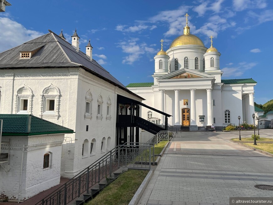 Больничные палаты (слева, 17-й век) и Алексеевская церковь.