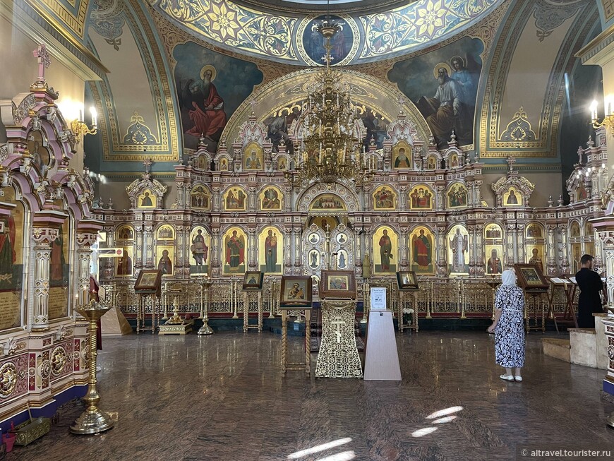 Интерьер церкви. Фарфоровый иконостас выполнен в 2007 г. в городе Сысерти Свердловской области. 