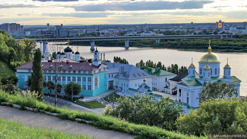 Зелёное здание слева - Нижегородская духовная семинария.