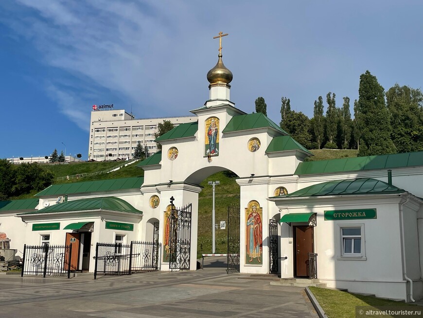 Святые ворота монастыря.
