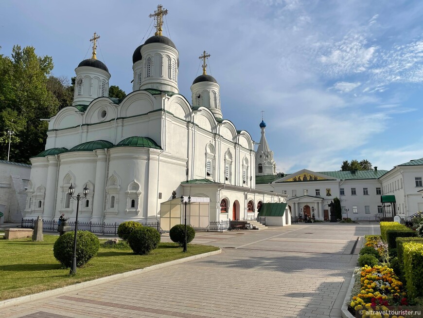 Главный храм монастыря - Благовещенский собор. 1648-1649.