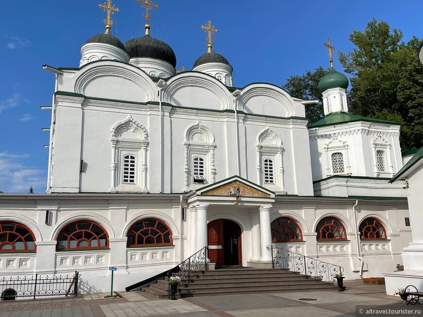 Справа от Благовещенского собора - церковь Сергия Радонежского в виде восьмерика. 1690.