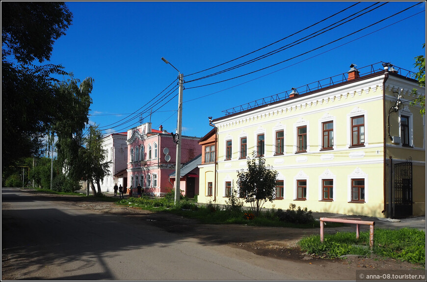 Дом №8 (справа), построенный в 1858 году,  принадлежал «ирбитской купеческой жене» Марии Ивановне Мурзиной, занимавшейся торговлей бакалейными товарами. 
