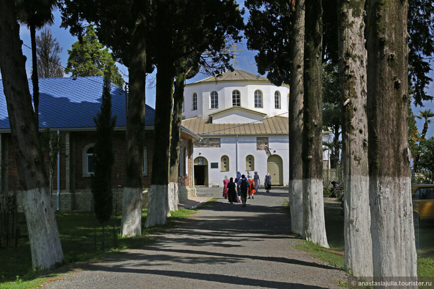 От Сухума налево: древние соборы, история, виноградники и природный парк с необычными именем