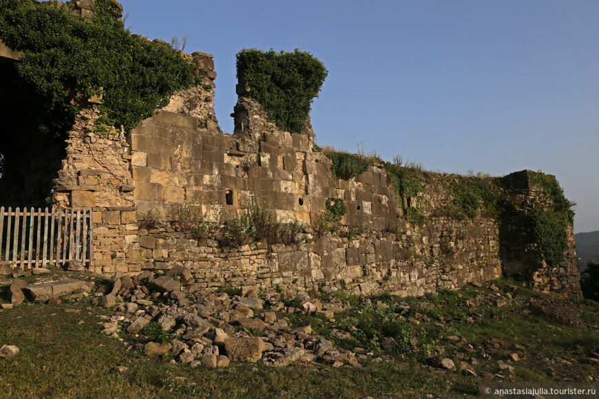 От Сухума налево: древние соборы, история, виноградники и природный парк с необычными именем