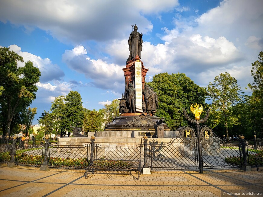 Памятник Екатерине II в Екатерининском сквере.