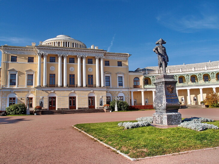Павловский дворец и памятник Павлу I