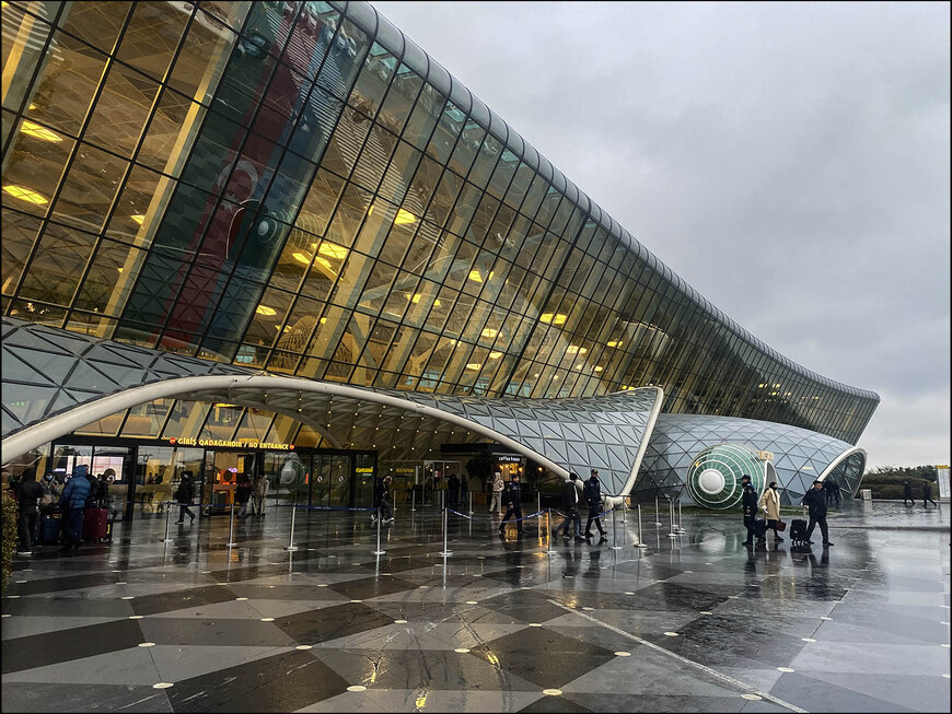 Новый футуристический терминал Международного аэропорта имени Гейдара Алиева в Баку построен турецкими архитекторами (Сейхан Оздемир и Сефер Каглар из бюро Autoban).