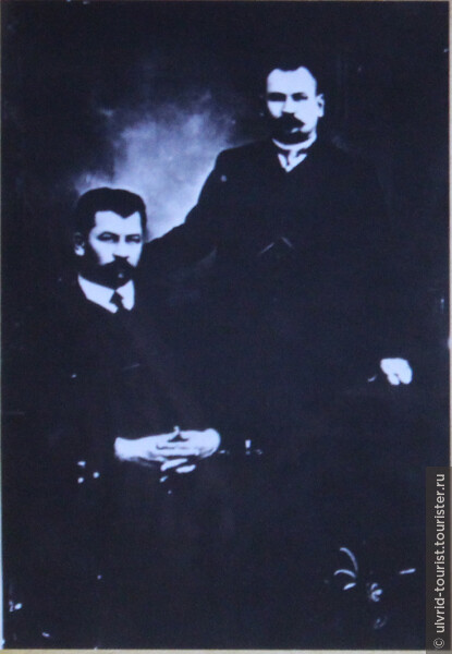 Н. Д. Машаров (слева)