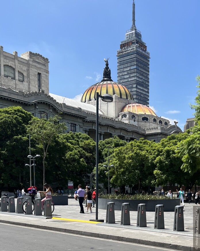 Торре Латиноамерикана – небоскреб, построенный в Мехико в 50-х годах XX века и выдержавший несколько крупных землетрясений.

