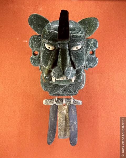 Нефритовая маска сапотекского бога. Маска была изготовлена в период между 100 годом до н. э. и 200 годом н. э. в эпоху расцвета города Монте-Альбан.