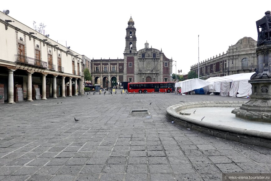 Площадь Санто-Доминго. Справа от церкви мрачно прорисовывается бывший Дворец Инквизиции.